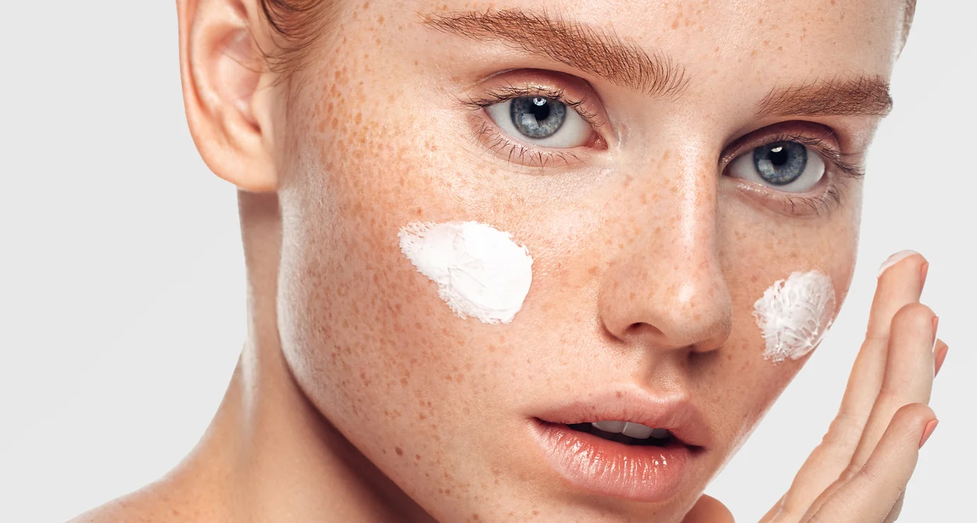 Donna%20che%20applica%20crema Donna%20che%20applica%20crema